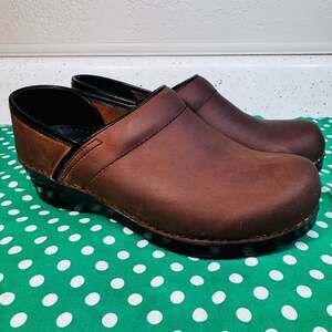 GUC Womens Dansko Oiled Leather Clogs Brown Size 38 or 7.5-8